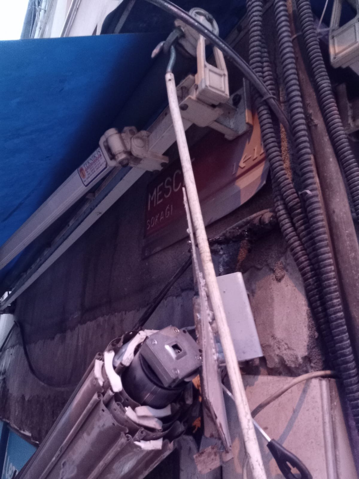 istanbulda marketine kamyonet carpan esnaf bana gecmis olsun 1 HLO5avnh