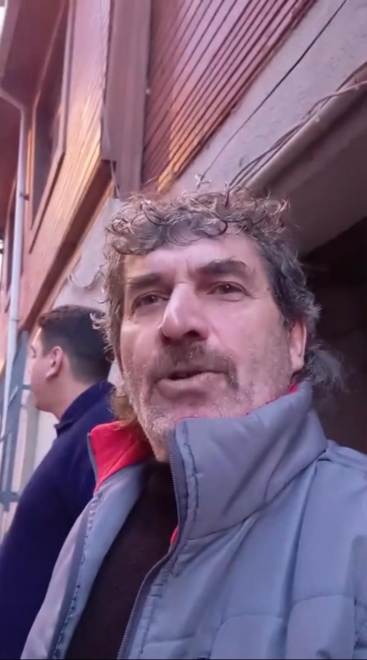 istanbulda marketine kamyonet carpan esnaf bana gecmis olsun 2 6mPtypdE