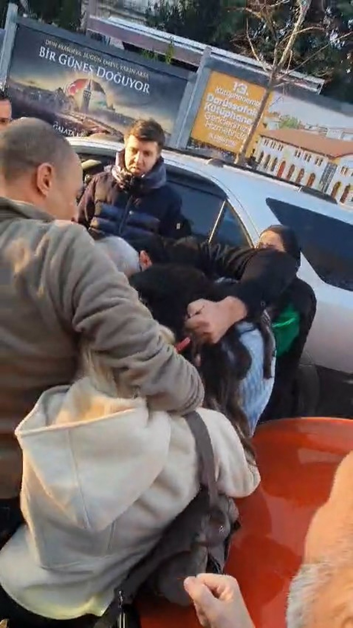istanbulda park yeri kavgasi turist kadin darbedildi 1 p9CveBkr