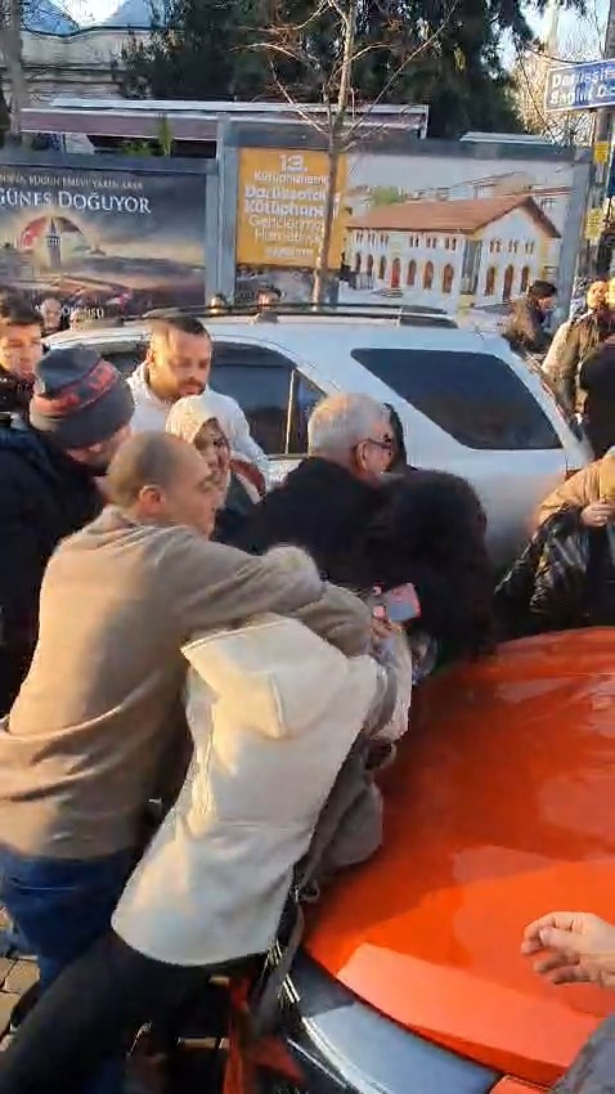 istanbulda park yeri kavgasi turist kadin darbedildi 4 wAnGKppQ