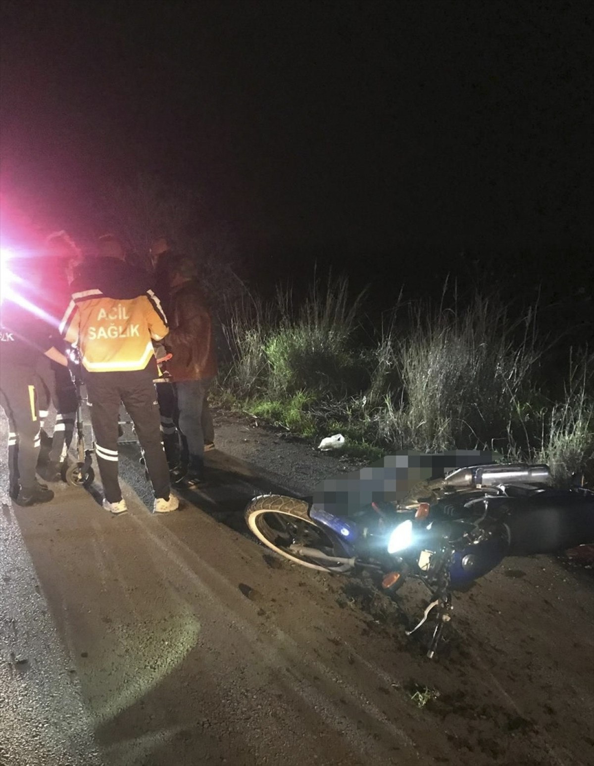izmirde agabey ve kardesin bulundugu motosiklet bariyere carpti 1 olu 0 ErrPwBDt