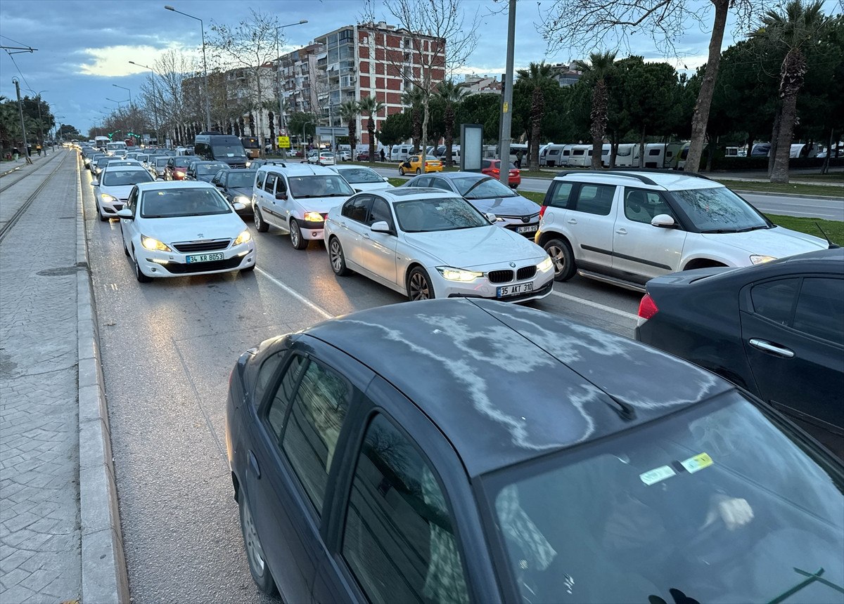 izmirde belediye otobus soforleri is birakma eylemi yapti duraklarda ve trafikte yogunluk olustu 0 AmPcLDOh