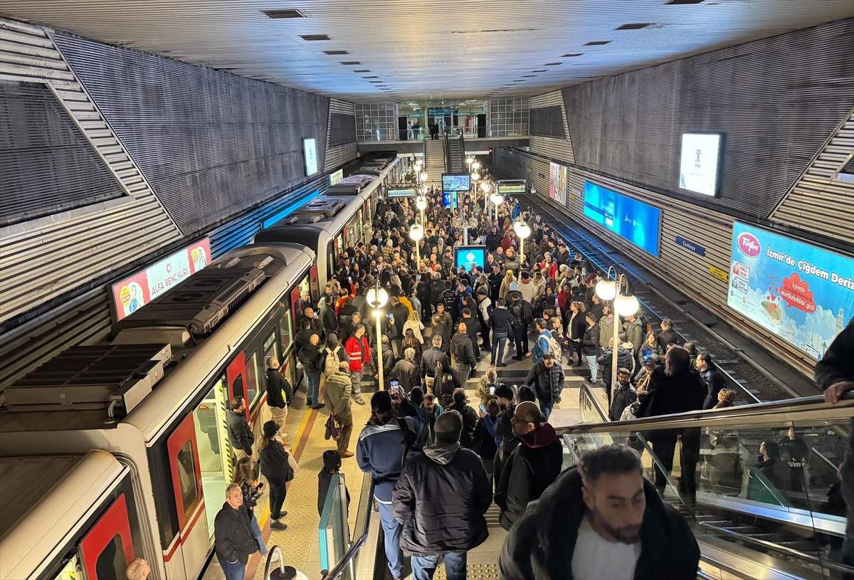 izmirde belediye otobus soforleri is birakma eylemi yapti duraklarda ve trafikte yogunluk olustu 2 qFZPEMye