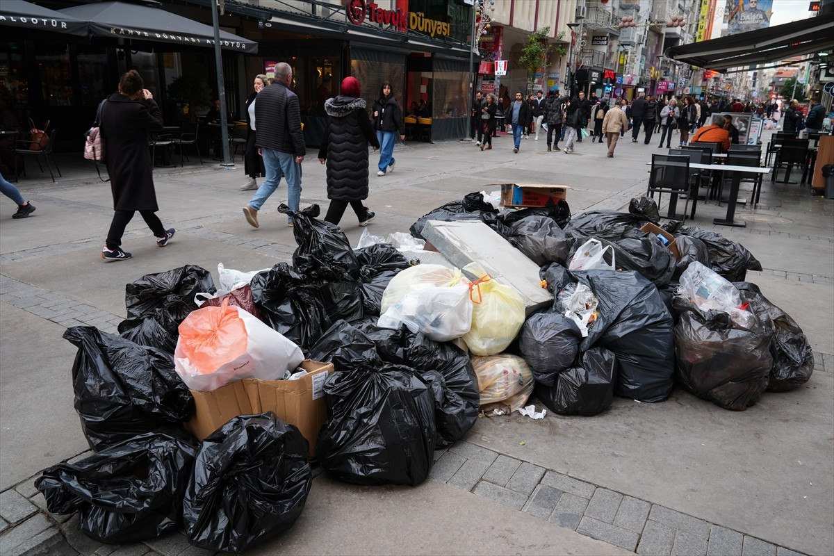 izmirde isciler is birakti kordonda cop daglari olustu 0 KfmOWLqF