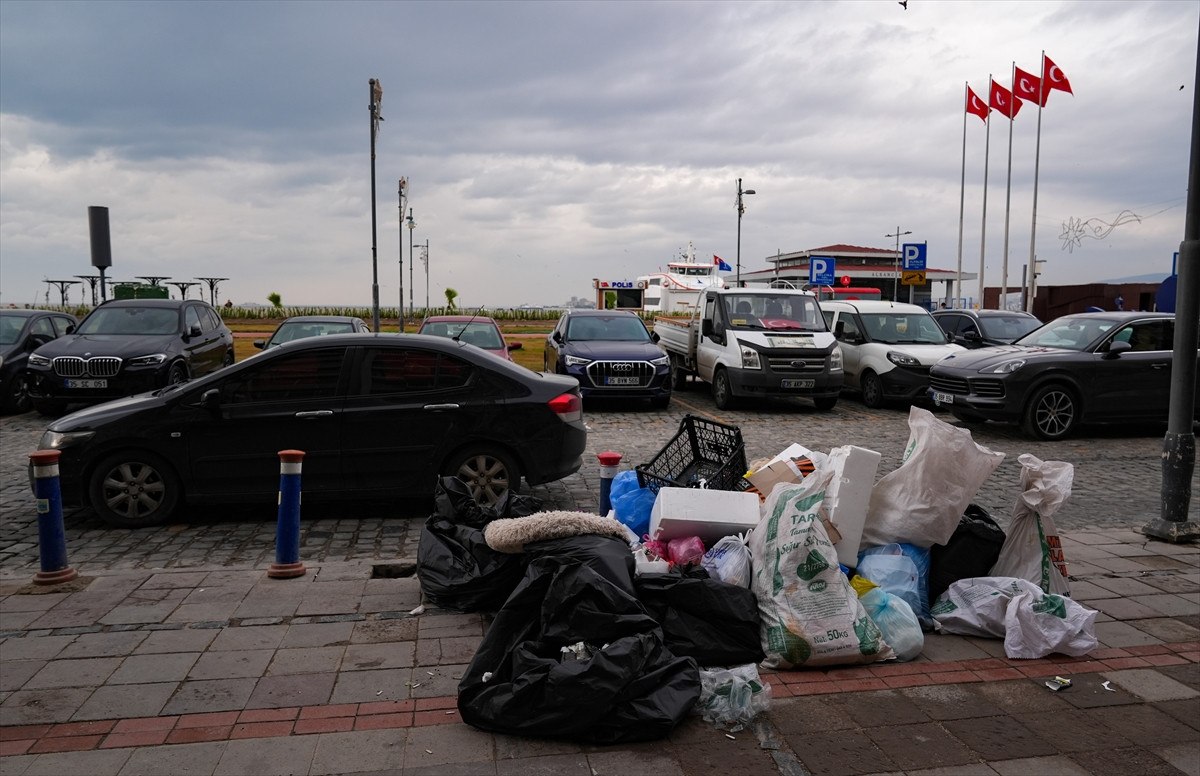 izmirde isciler is birakti kordonda cop daglari olustu 1 jWwuASpN
