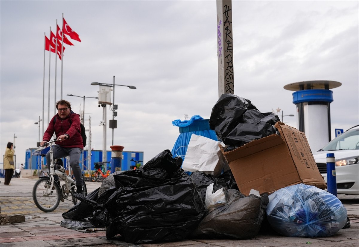 izmirde isciler is birakti kordonda cop daglari olustu 3 tC94934G