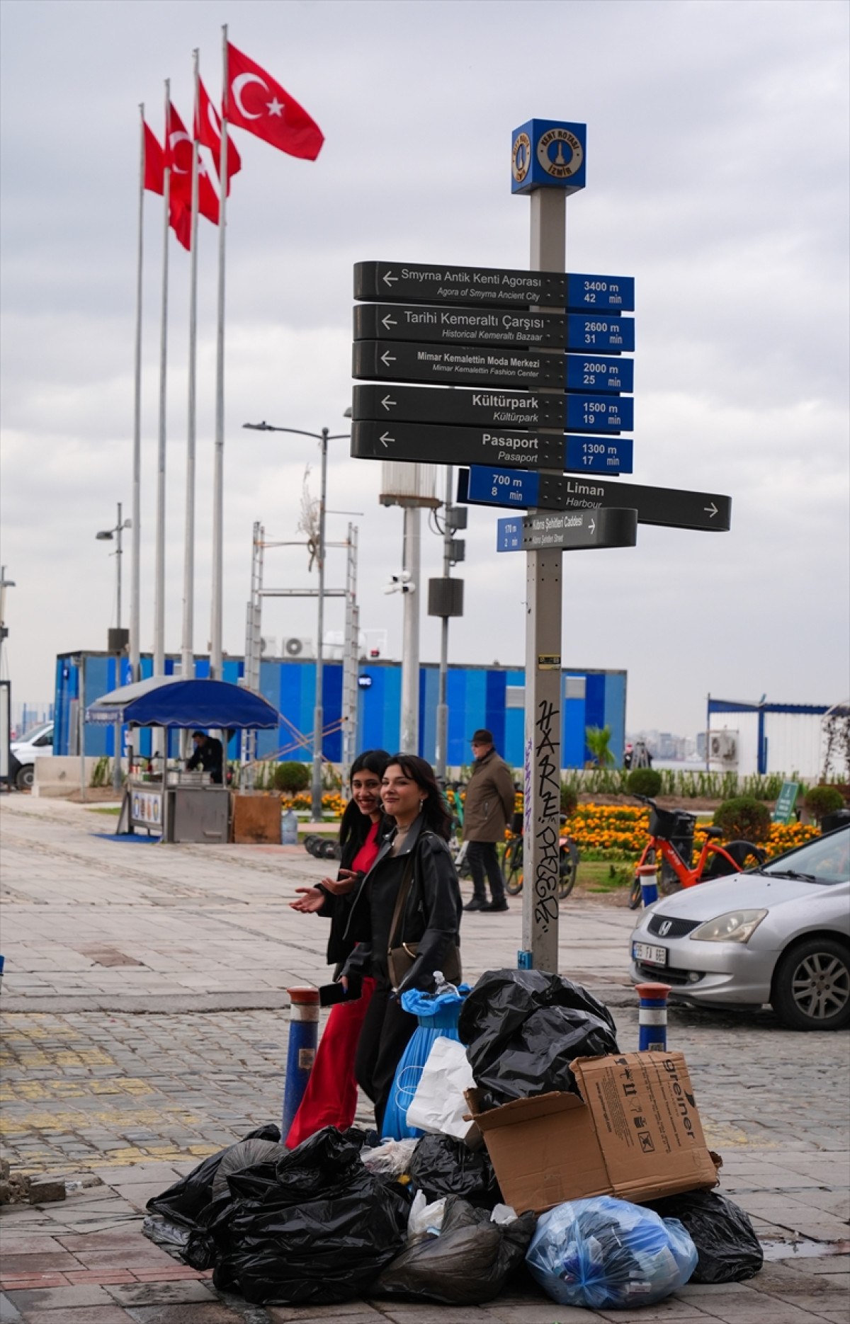 izmirde isciler is birakti kordonda cop daglari olustu 4 pyrWLDut