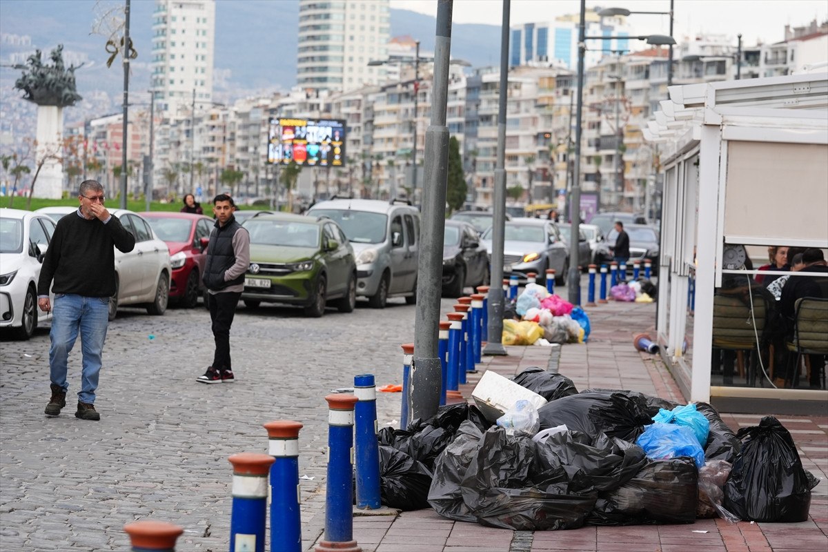 izmirde isciler is birakti kordonda cop daglari olustu 5 nQD3XIzf