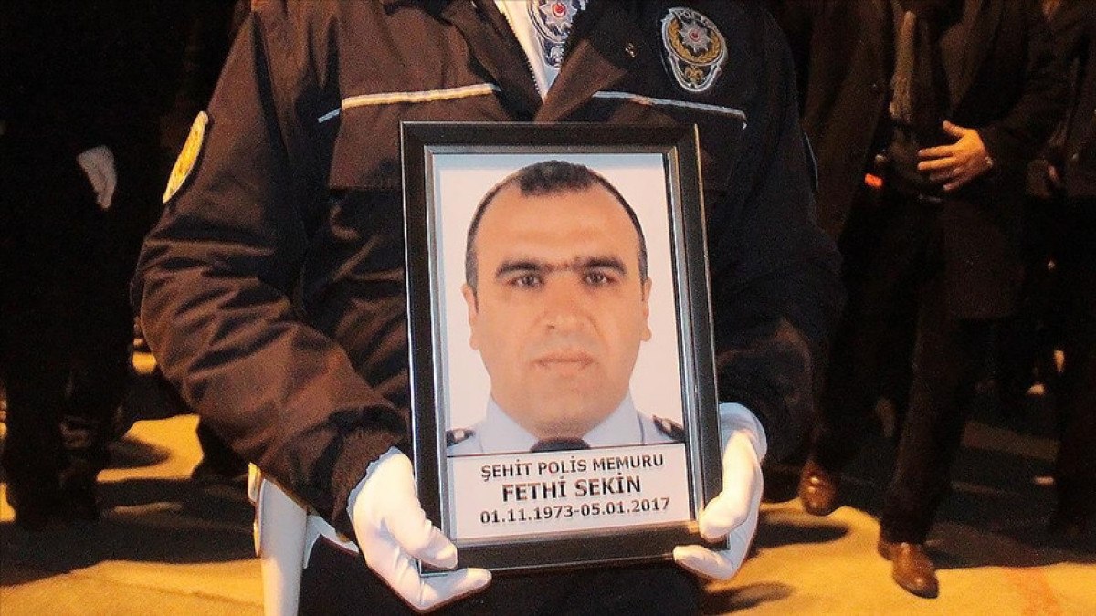 izmirdeki terorist saldiriyi kahramanca onleyen sehit polis memuru fethi sekin derin izler birakti 0 BPQwtvuQ