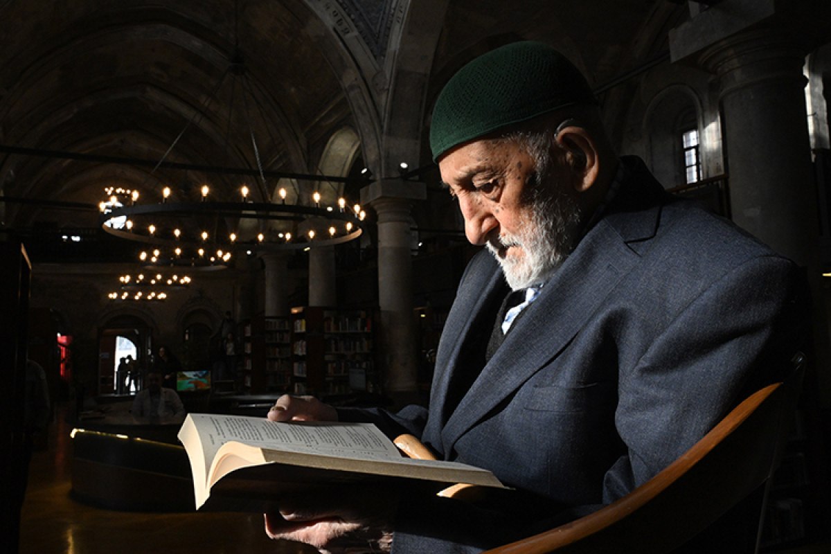 kayseride kutuphanenin mudavimi olan 94 yasinda halil dede kitap okuma askiyla genclere ornek oluyor