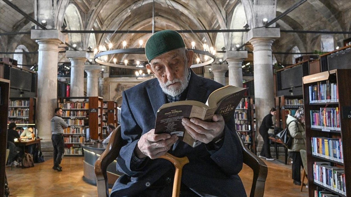 kayseride kutuphanenin mudavimi olan 94 yasinda halil dede kitap okuma askiyla genclere ornek oluyor f9gjDvkq