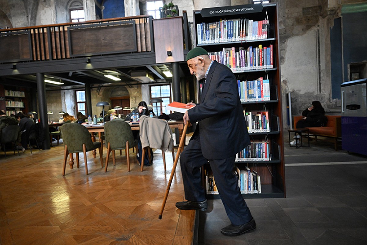 kayseride kutuphanenin mudavimi olan 94 yasinda halil dede kitap okuma askiyla genclere ornek oluyor hMyjhXJl