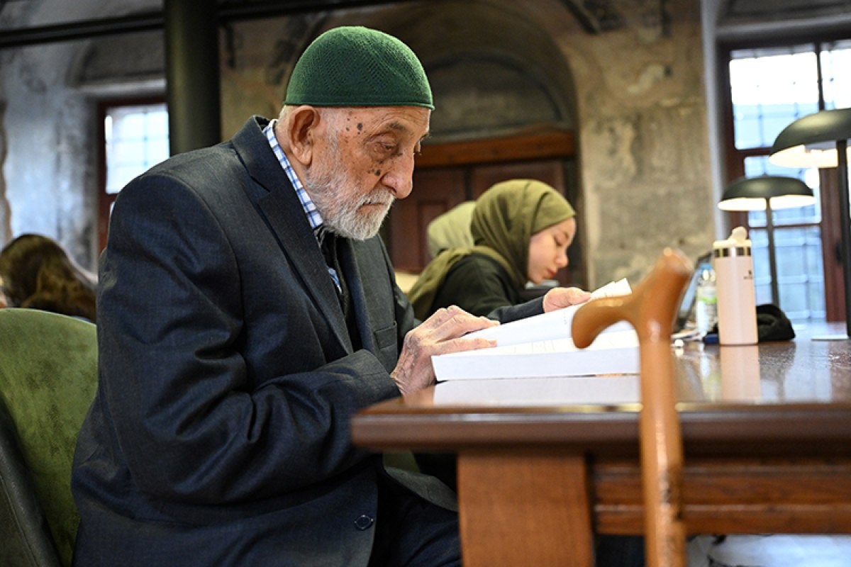 kayseride kutuphanenin mudavimi olan 94 yasinda halil dede kitap okuma askiyla genclere ornek oluyor zvKedNcq