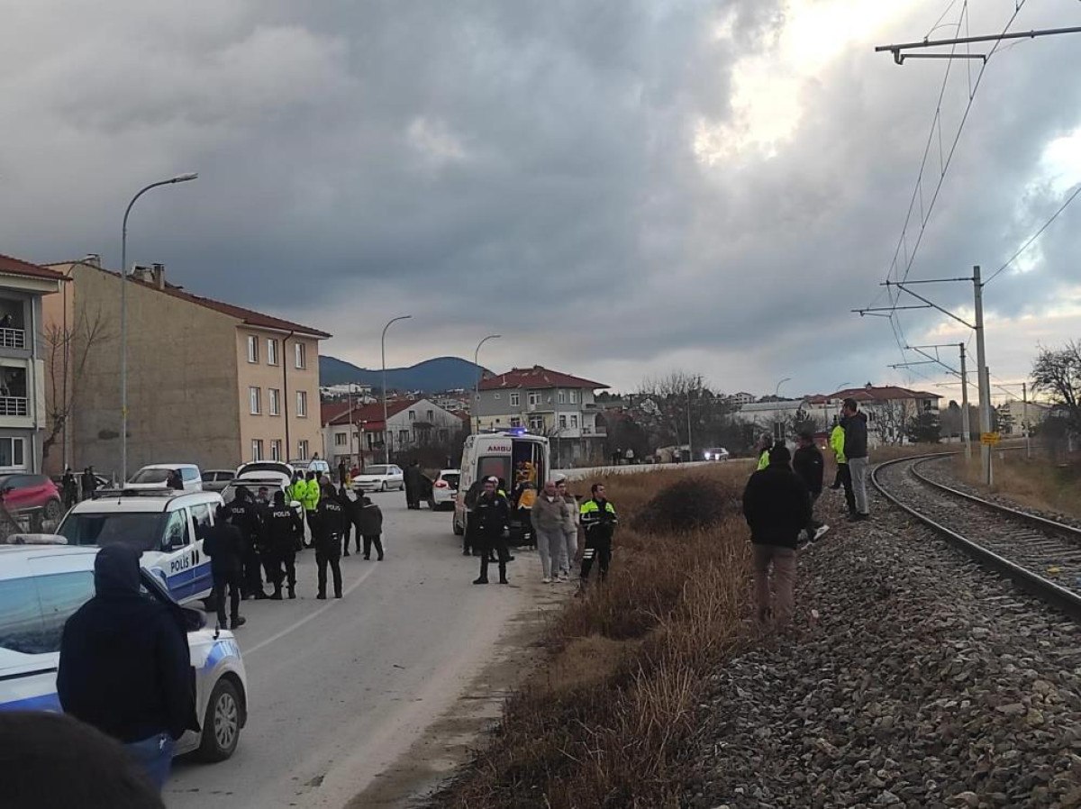 kutahyada polisten kacarken takla atan otomobil demir yoluna devrildi 0 freFwVyV