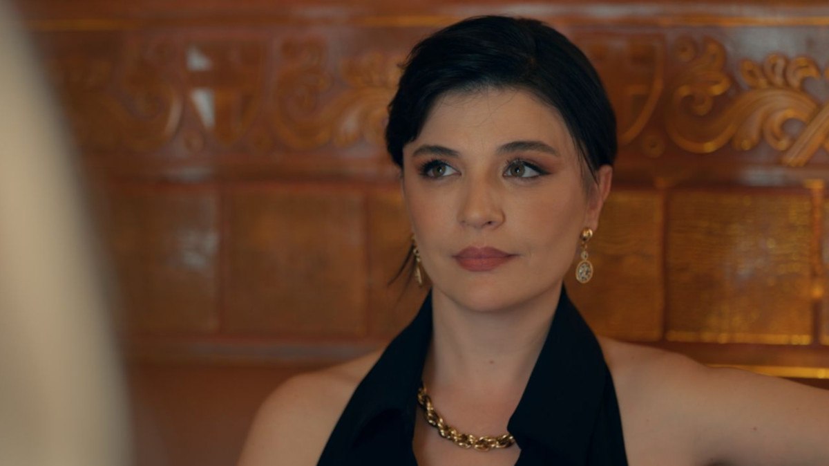 leyla dizisinin nuru oyuncu gonca vuslateri metroya bindi 0 RWqjhQWy