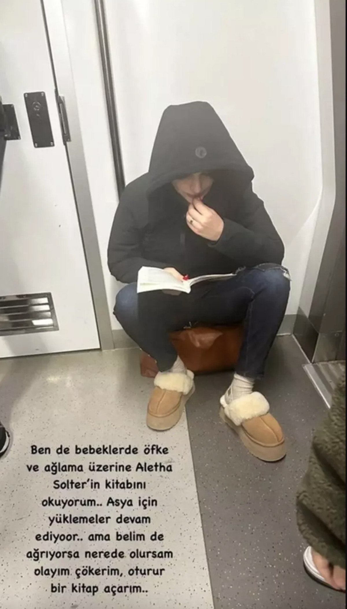 leyla dizisinin nuru oyuncu gonca vuslateri metroya bindi 3 R7R8C3ar