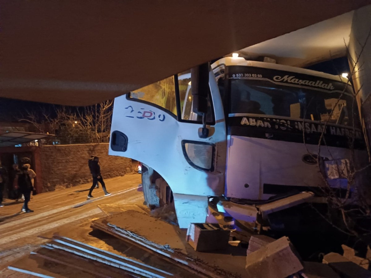 mardinde eve carpan kamyonun surucusu yaralandi 0