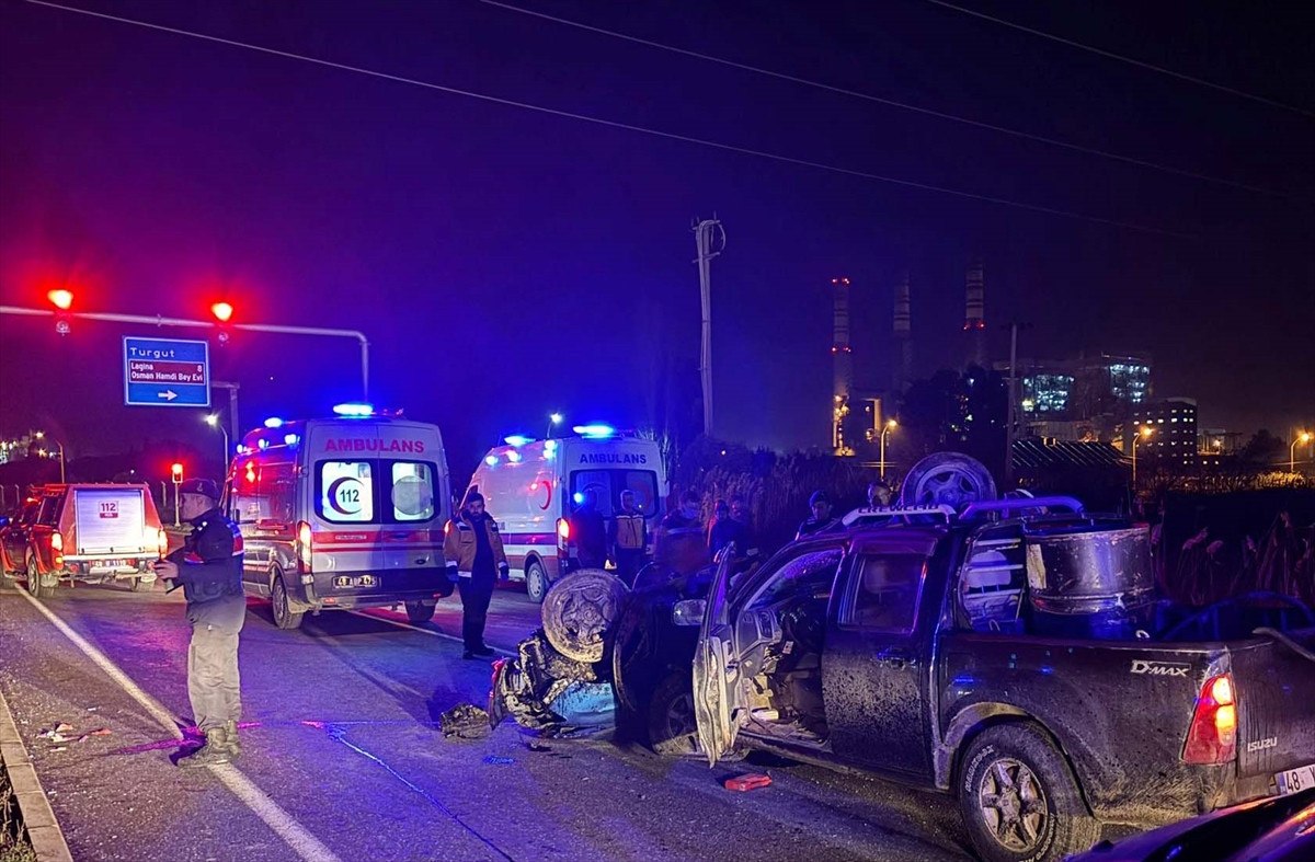 muglada otomobil ile pikabin carpistigi kazada 2 kisi can verdi 0 75nAzIeE