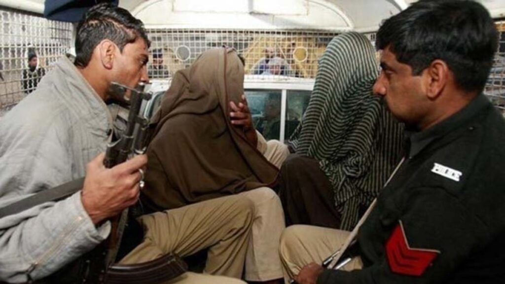 Pakistan'da kendilerini istismar eden babalarını uyurken ateşe verdiler 2 pakistanda kendilerini istismar eden babalarini uyurken atese verdiler Yifu4fSi
