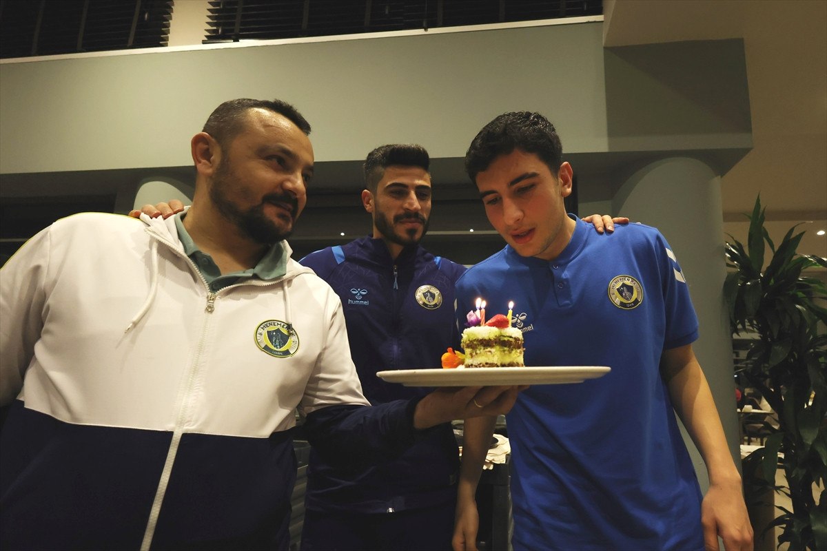 sehit fethi sekinin futbolcu oglu dogum gununu takim arkadaslariyla kutladi 0 UzHRILFS