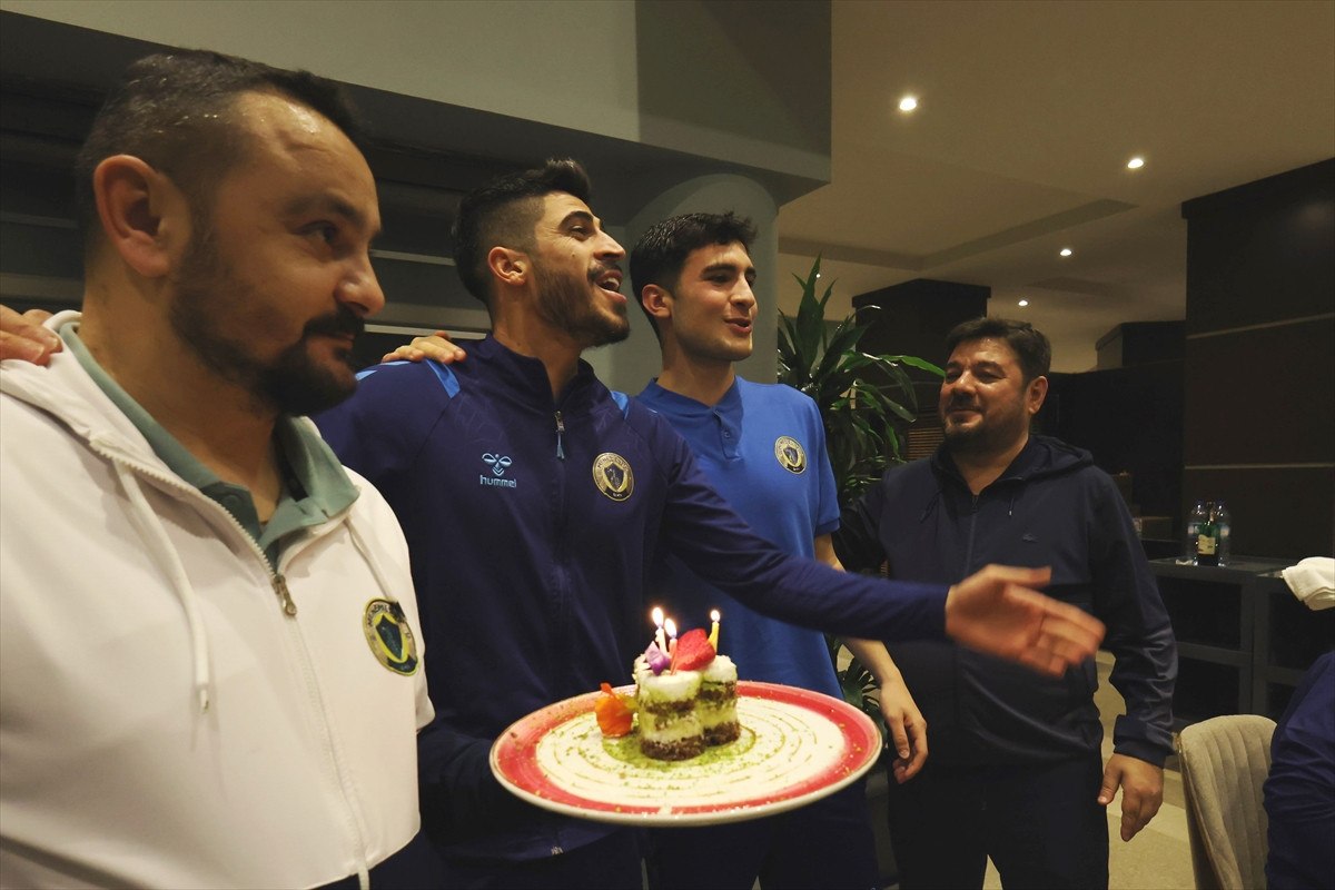 sehit fethi sekinin futbolcu oglu dogum gununu takim arkadaslariyla kutladi 2 y2DWt3qB