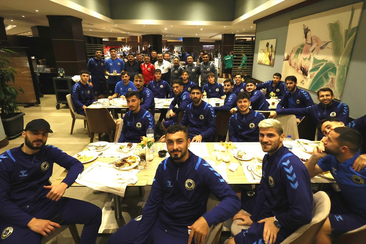 sehit fethi sekinin futbolcu oglu dogum gununu takim arkadaslariyla kutladi 3 fbZ32mBz