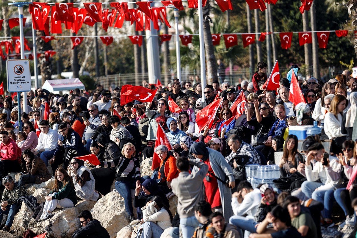 soloturk hazirladigi video klipte ferdi tayfuru sarkisiyla andi 2 BivFFv94