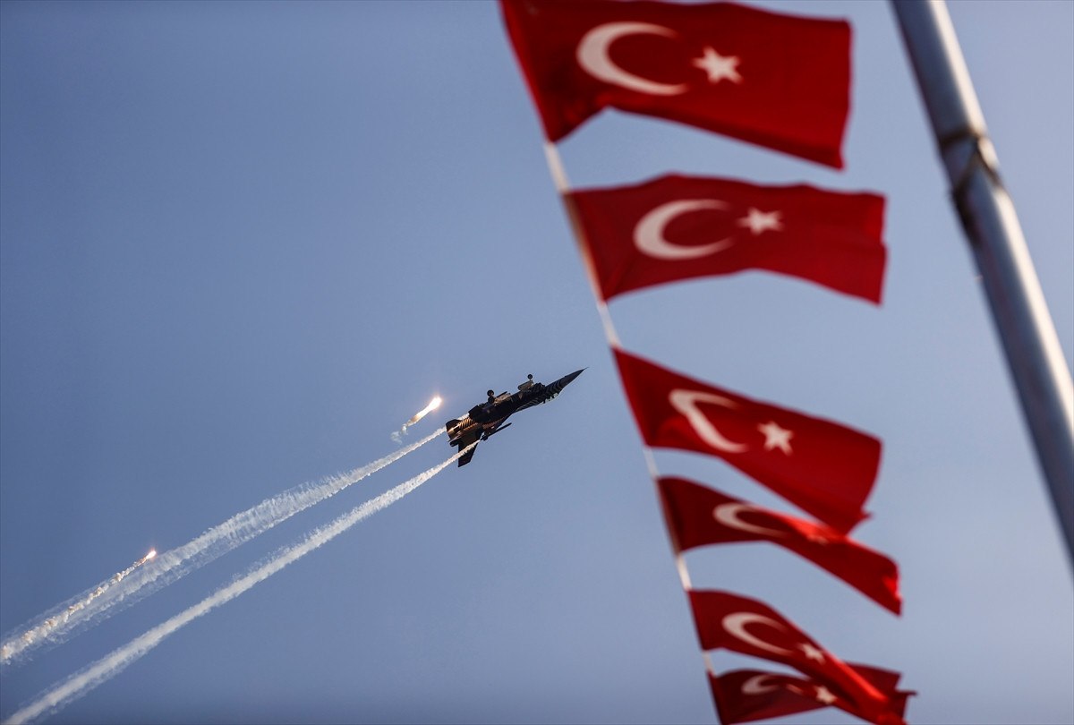 soloturk hazirladigi video klipte ferdi tayfuru sarkisiyla andi 34 4Z9p9Jeg