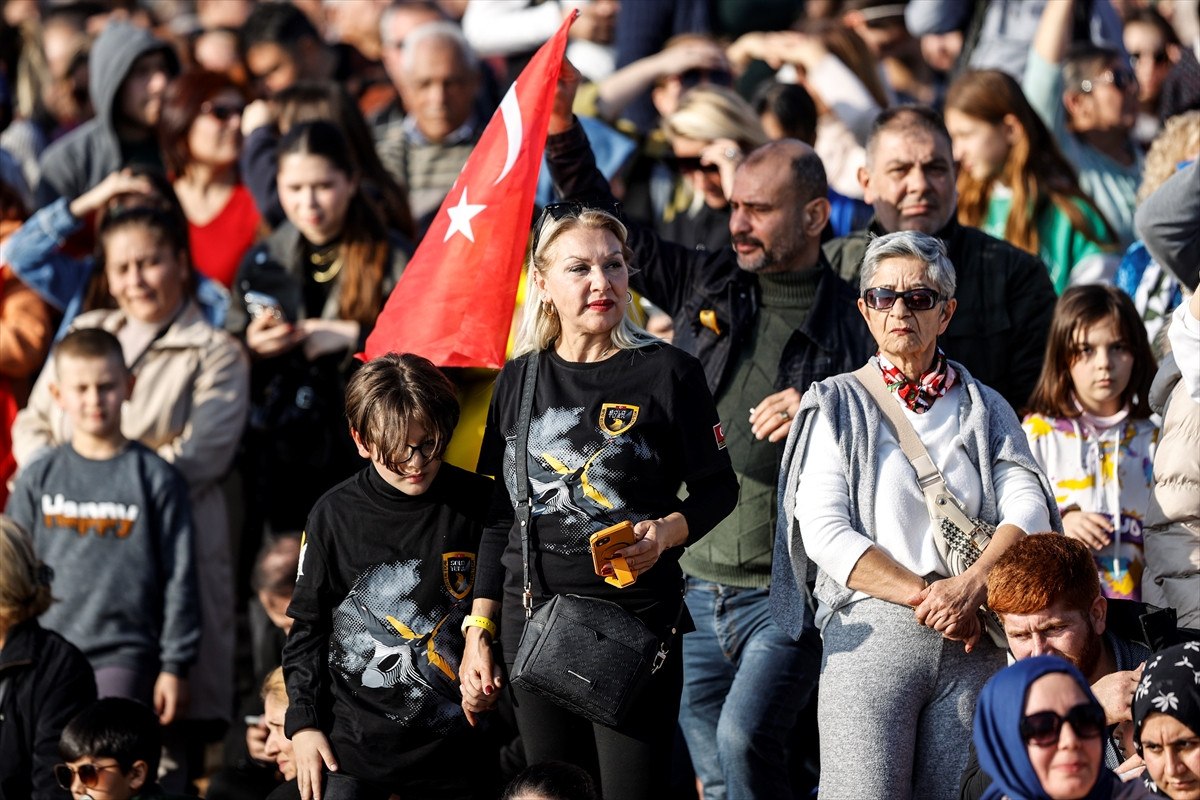 soloturk hazirladigi video klipte ferdi tayfuru sarkisiyla andi 4 klBBWshZ