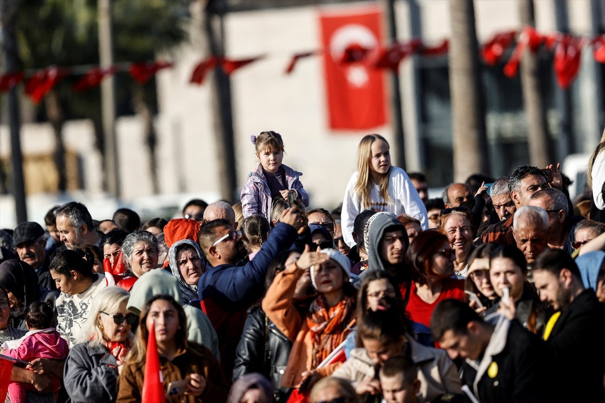 soloturk hazirladigi video klipte ferdi tayfuru sarkisiyla andi 6 zyIze7Nf