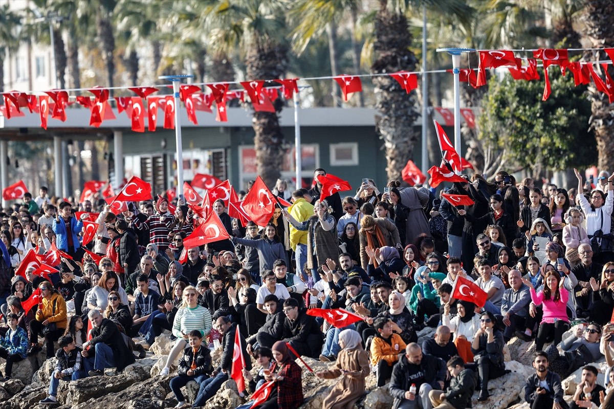 soloturk hazirladigi video klipte ferdi tayfuru sarkisiyla andi 7 awWcT8pF