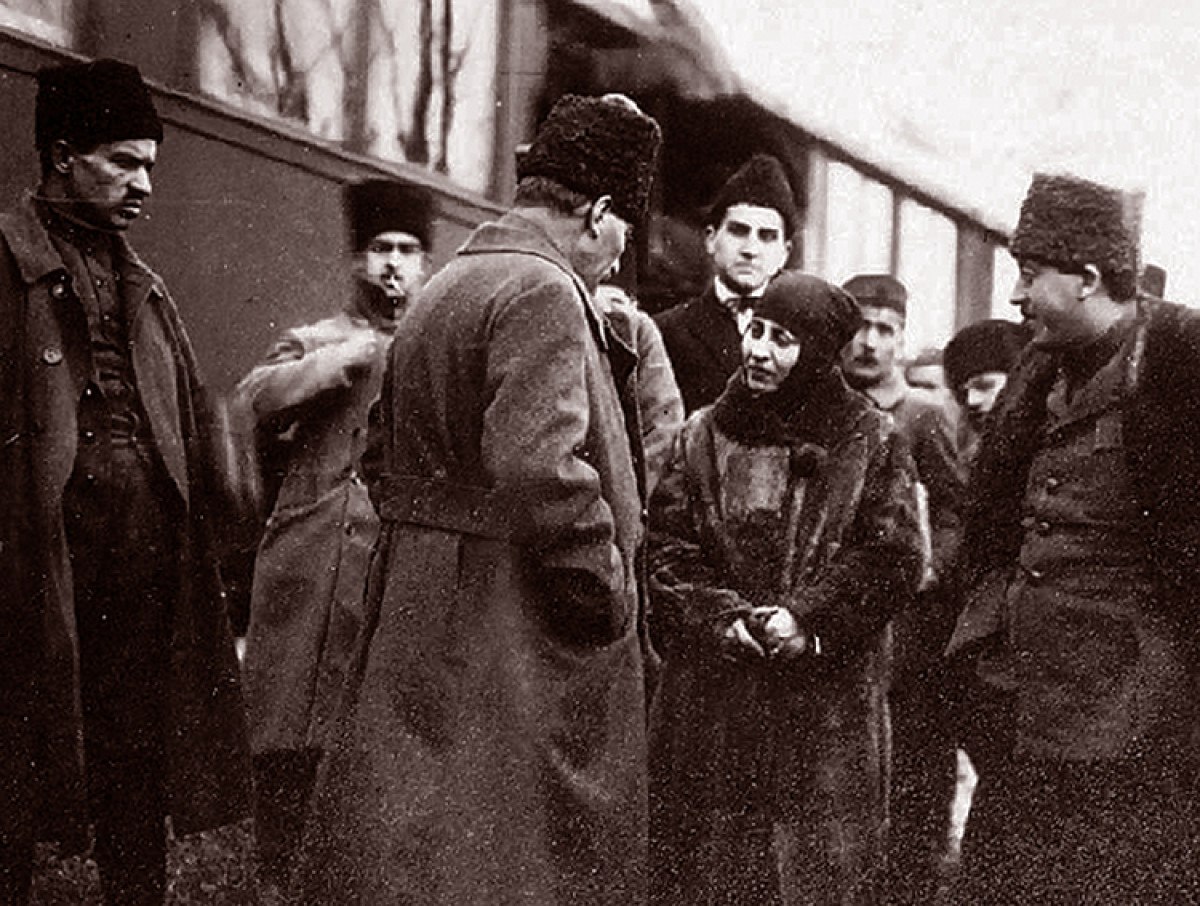 sultanahmet mitinginde yaptigi ates konusmayla bilinen savas romancisi halide edip adivar 0 zPb6SPwi