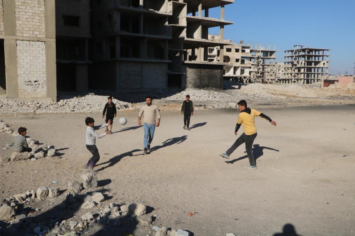 suriyede cocuklar enkaz yiginlari arasinda futbol oynuyor 4 HRSBNiXs