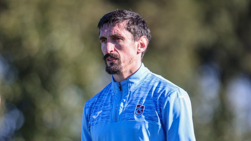 Trabzonspor'da Stefan Savic takımla çalışmalara başladı 6 trabzonsporda stefan savic takimla calismalara basladi K11C4TW7