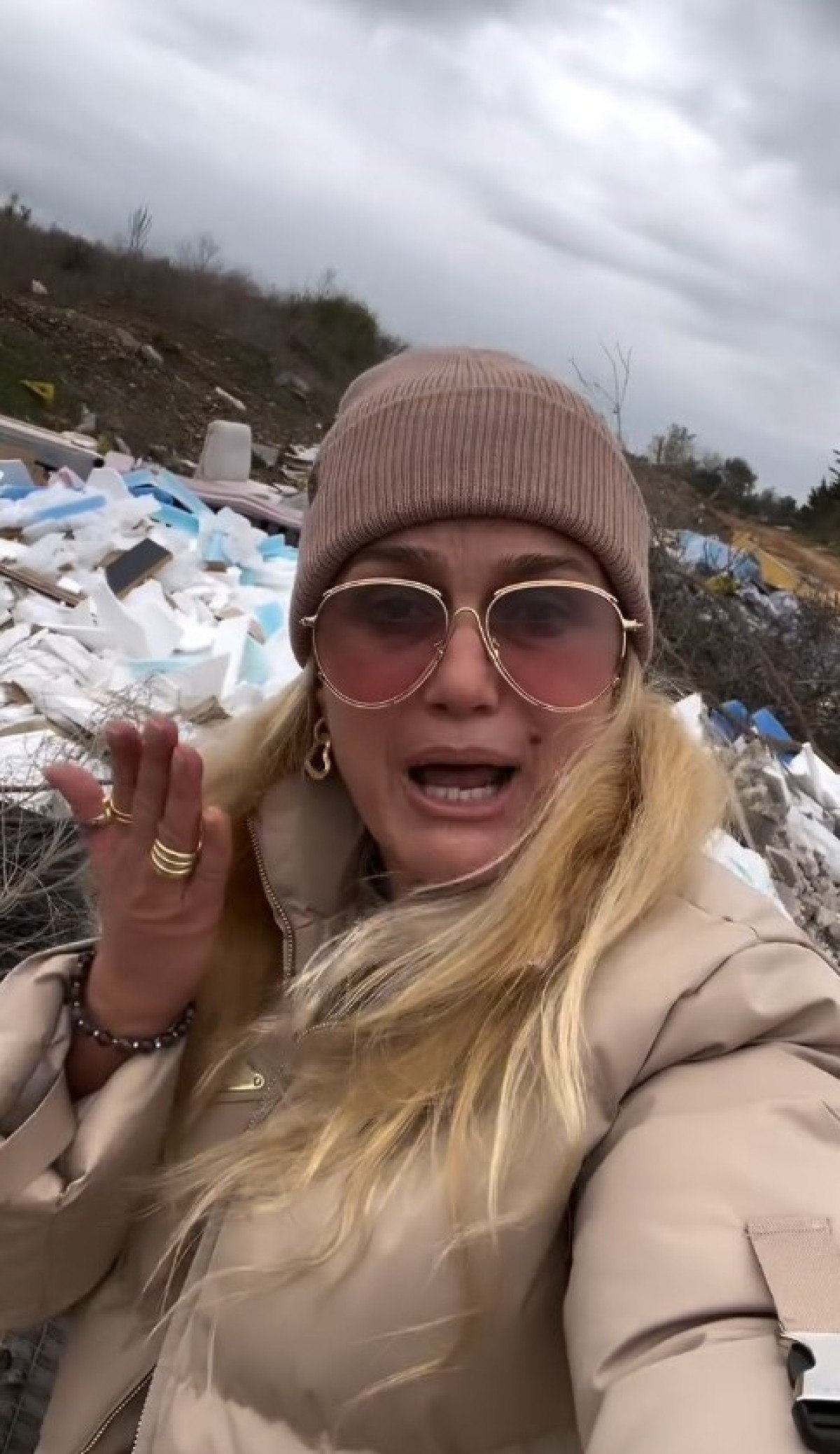 tugba ozay cop yiginini gorunce cilgina dondu evindeki koltugu getirip atmis ruh hastasi 0 laB7yggG