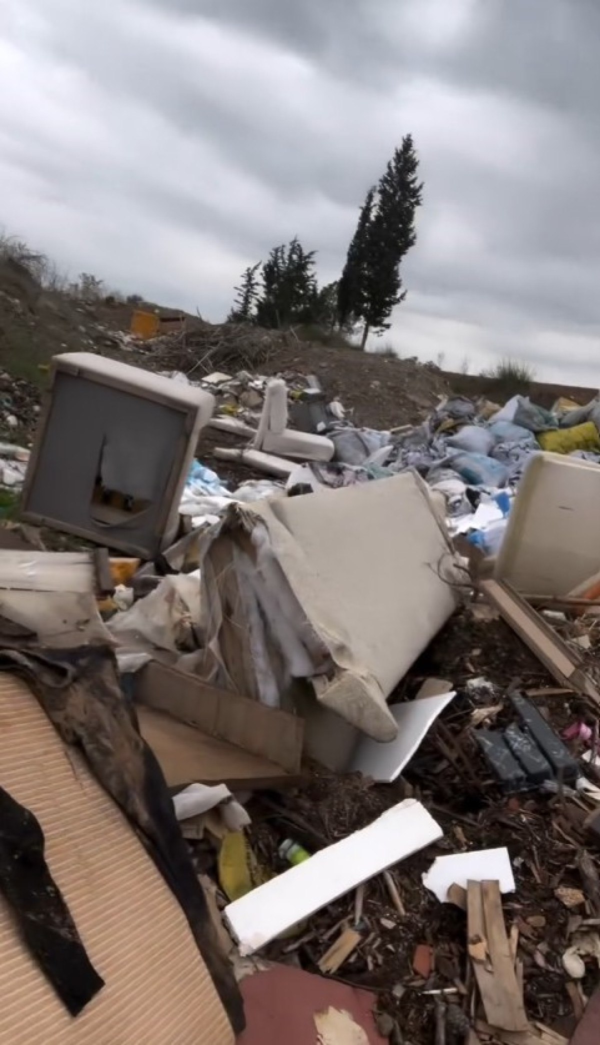 tugba ozay cop yiginini gorunce cilgina dondu evindeki koltugu getirip atmis ruh hastasi 2 EIyBkadh