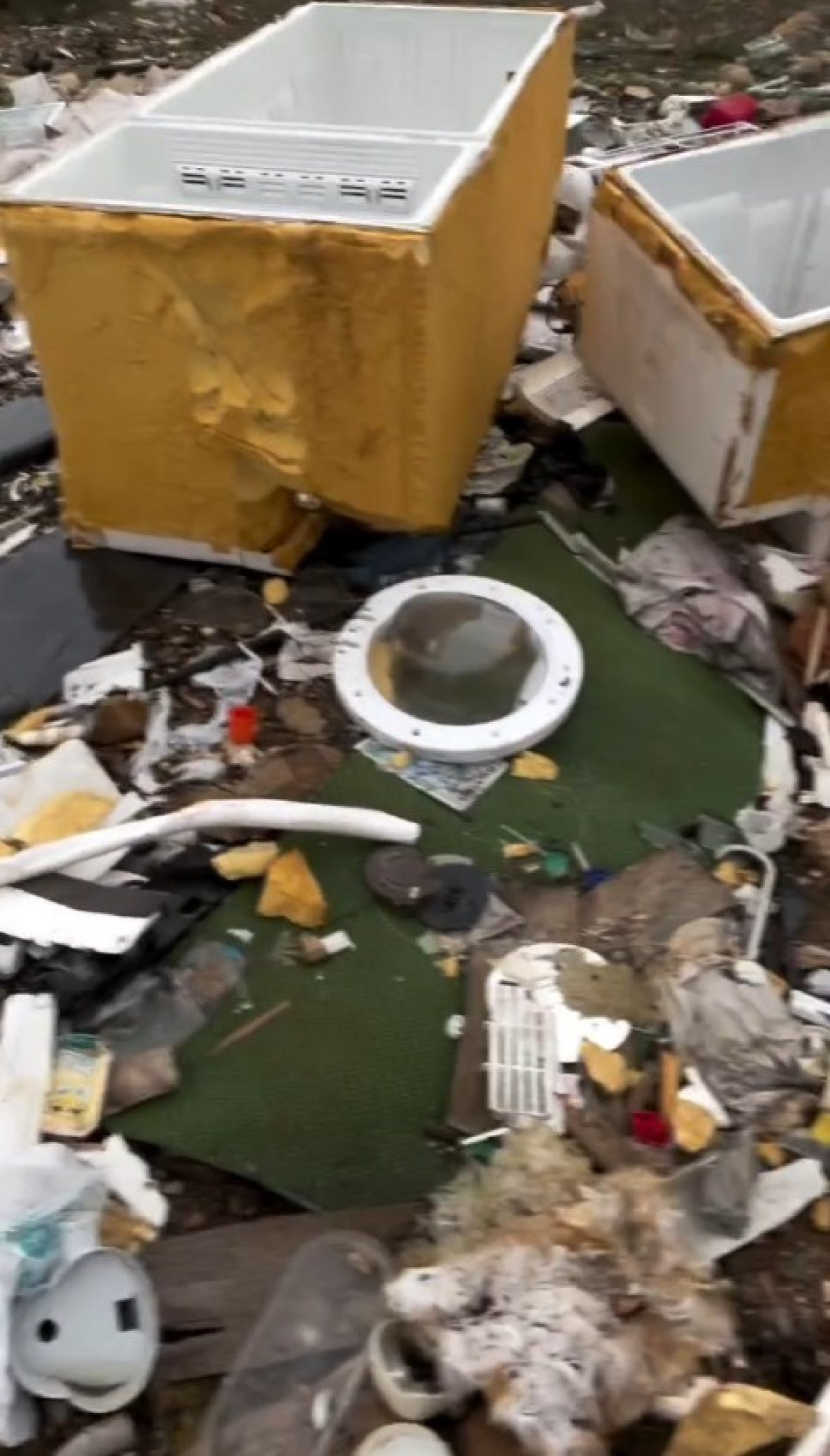 tugba ozay cop yiginini gorunce cilgina dondu evindeki koltugu getirip atmis ruh hastasi 4 9JKKXbrU