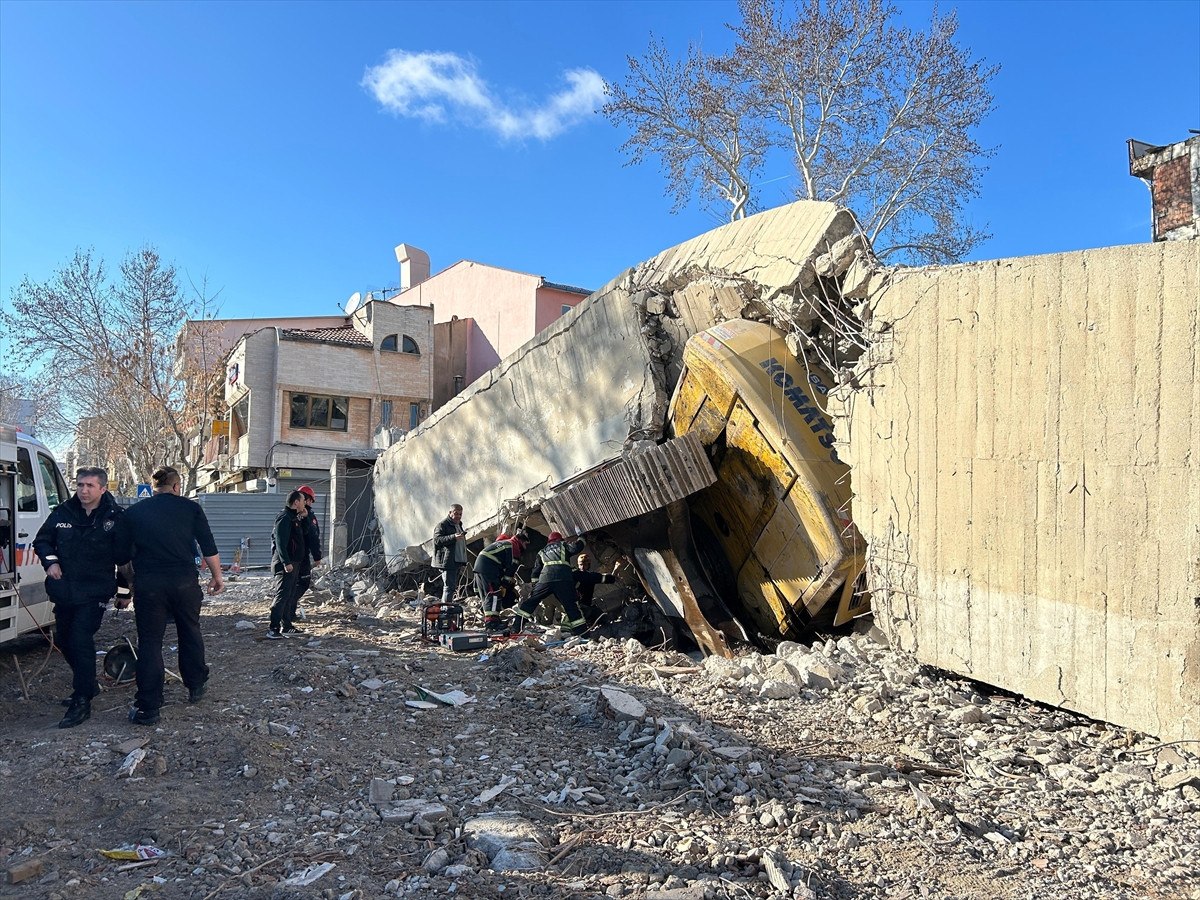 usakta bina yikimda is makinesinin uzerine coktu operator enkaz altinda kaldi 0 fGXtnQKg