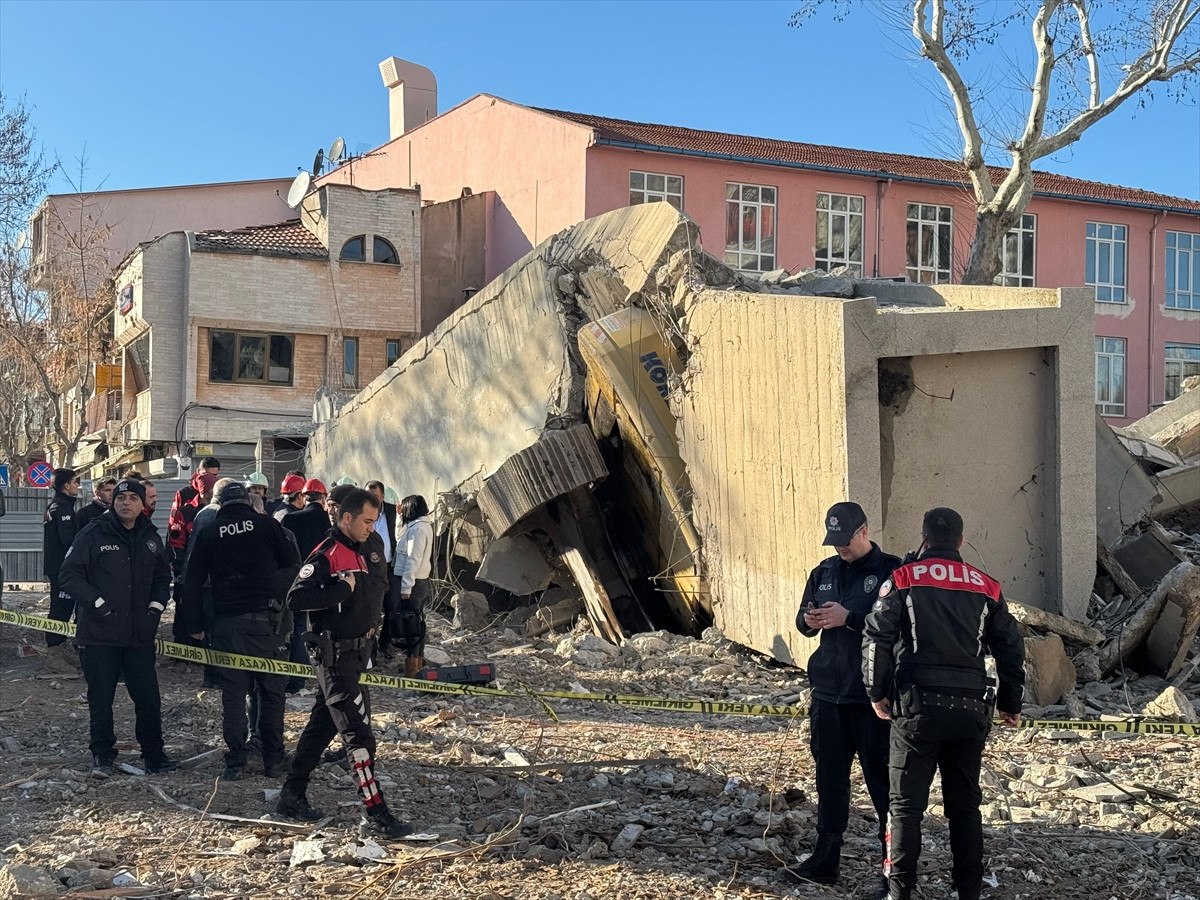 usakta bina yikimda is makinesinin uzerine coktu operator enkaz altinda kaldi 1 XJzlPcG6