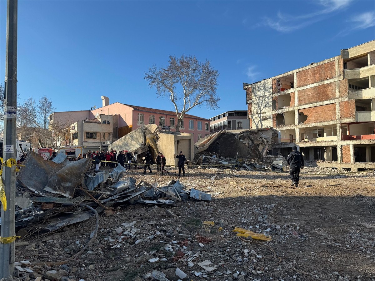 usakta bina yikimda is makinesinin uzerine coktu operator enkaz altinda kaldi 2 Vi11RF2l