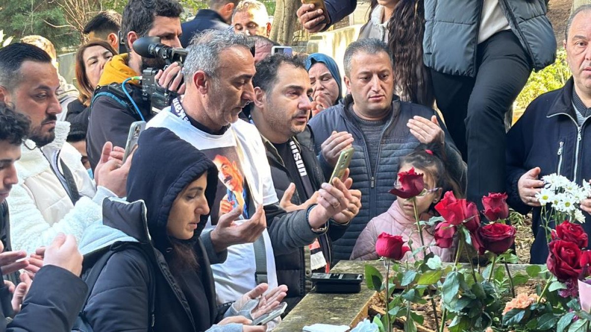 usta sanatci ferdi tayfurun sevenleri kabrine akin etti 2