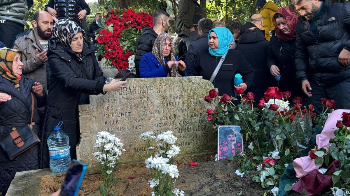 usta sanatci ferdi tayfurun sevenleri kabrine akin etti 4 grihz26S