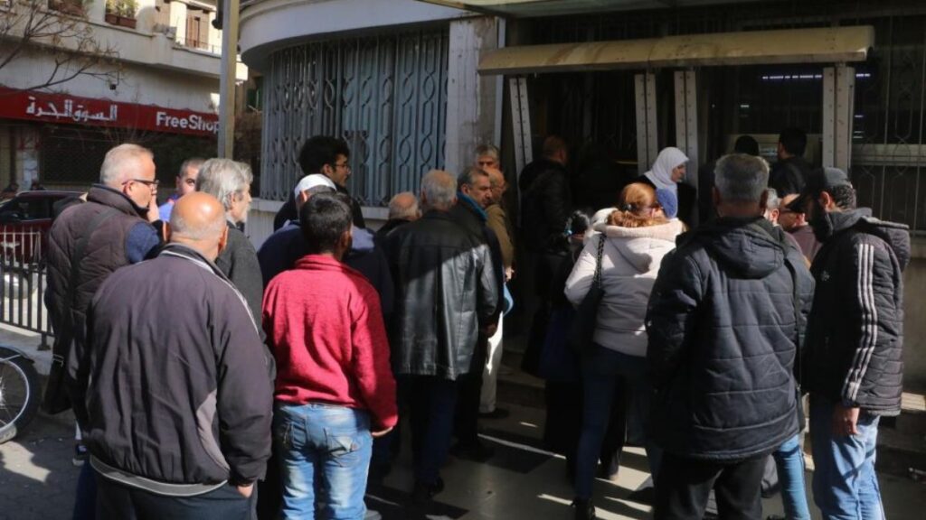 2 aylık maaşlar hesaplara yattı: Suriyeliler, ATM'lere akın etti 3 2 aylik maaslar hesaplara yatti suriyeliler atmlere akin etti wZXiQaVp