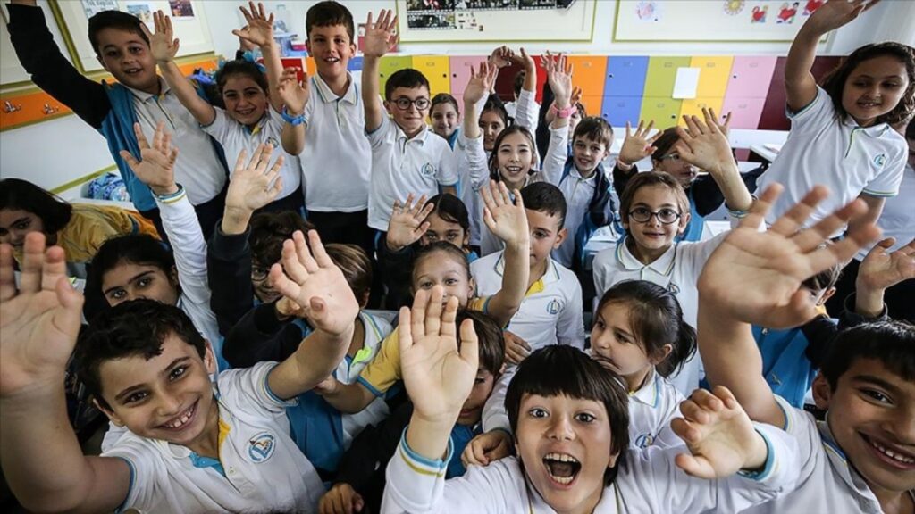 20 milyondan fazla öğrenci karnelerini alacak: Yarıyıl Tatili Başlıyor 3 20 milyondan fazla ogrenci karnelerini alacak yariyil tatili basliyor GFBS8Lfg