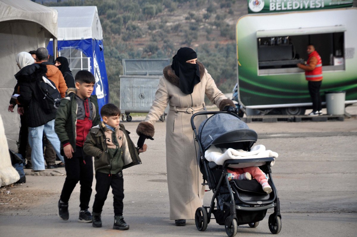 5 aylikken turkiyeye gelen suriyeli safa ulkesine geri dondu 1 O2ALEK61