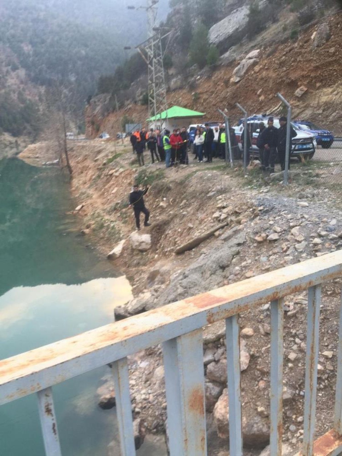 adanada baraja dusen otomobilin surucusu kayboldu 0 gXNInmDK