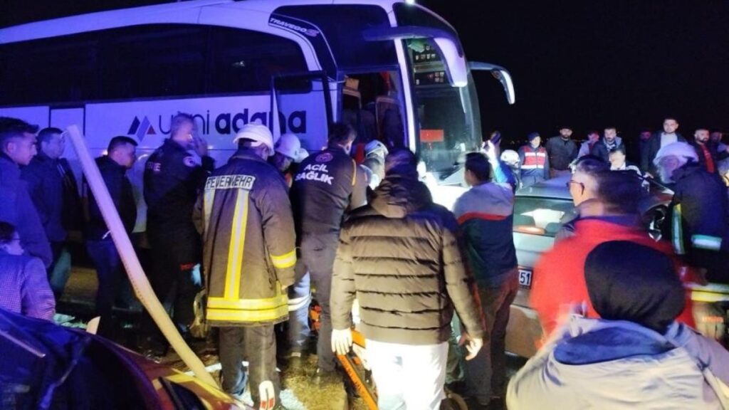 Adana'da otomobil ile otobüs çarpıştı: 2 yaralı 10 adanada otomobil ile otobus carpisti 2 yarali zCzG98ei