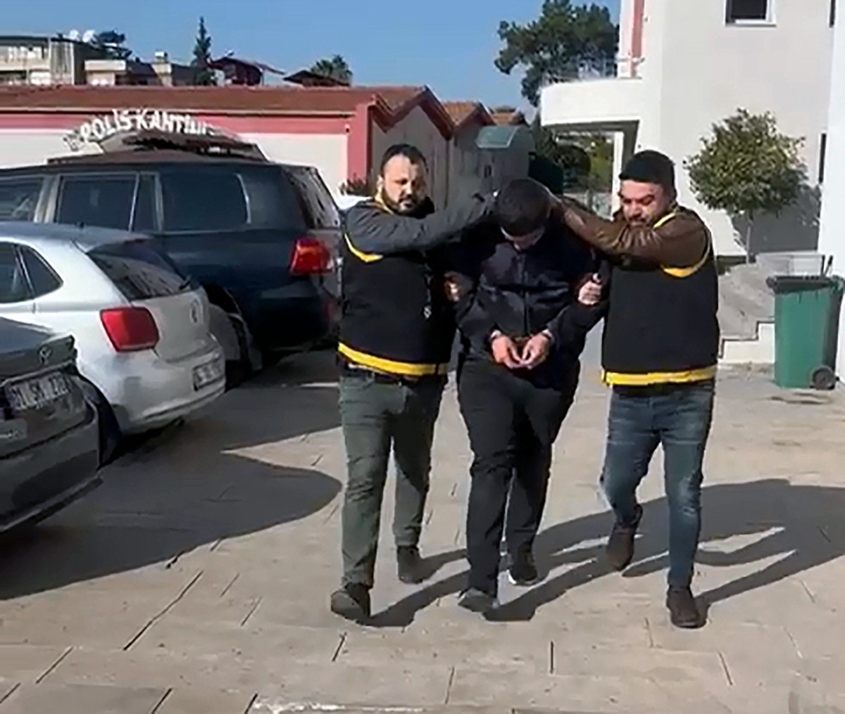 adanada park halindeki araci soydu 0 EBmQCksU