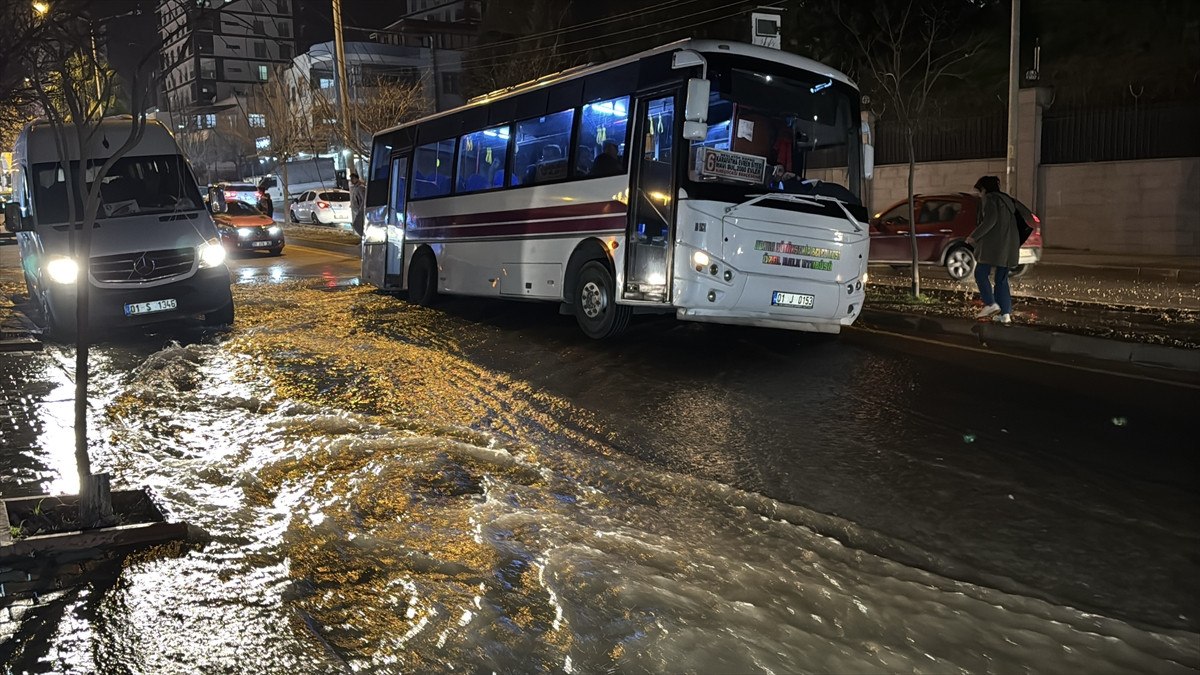 adanada su borusu patladi otobus cukura dustu 0 kzt8RzWw