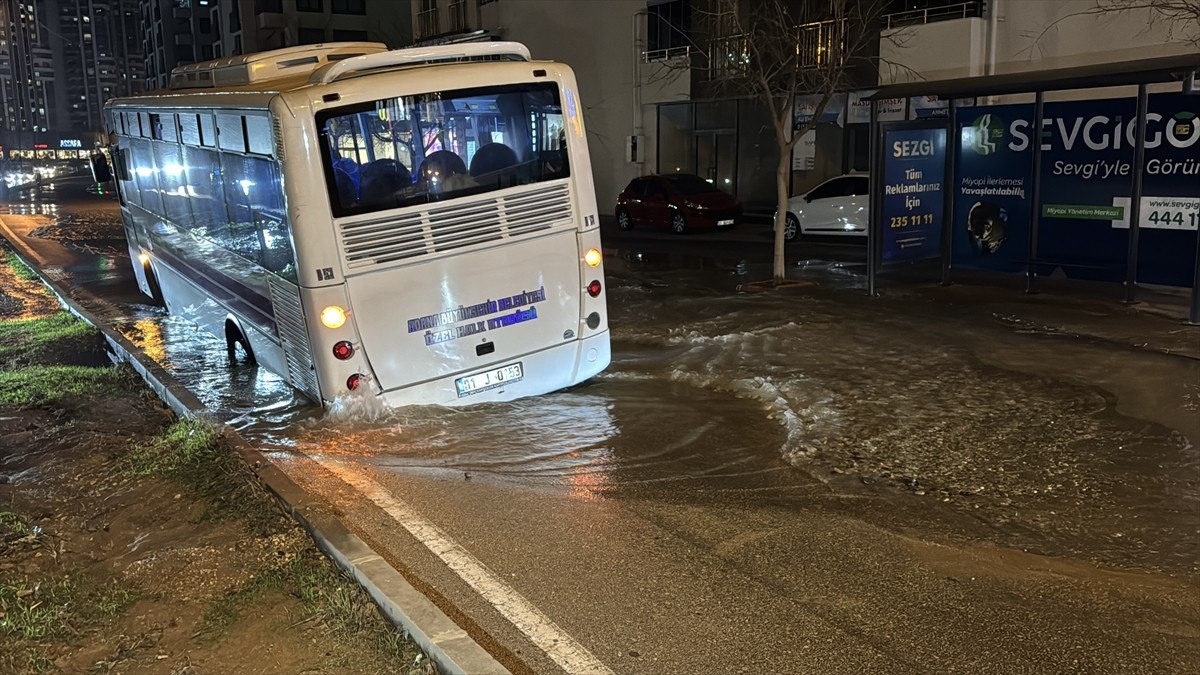 adanada su borusu patladi otobus cukura dustu 2 1gyTR73B